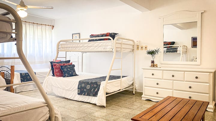 غرفة النوم 3: 2 سرير بطابقين (كل 1 سرير مزدوج أدناه + سرير مزدوج) + 2 سرير مزدوج