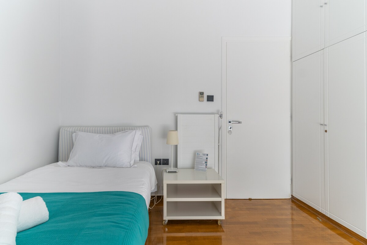 Sobabr. 2 - jednostruki krevet i radni stol