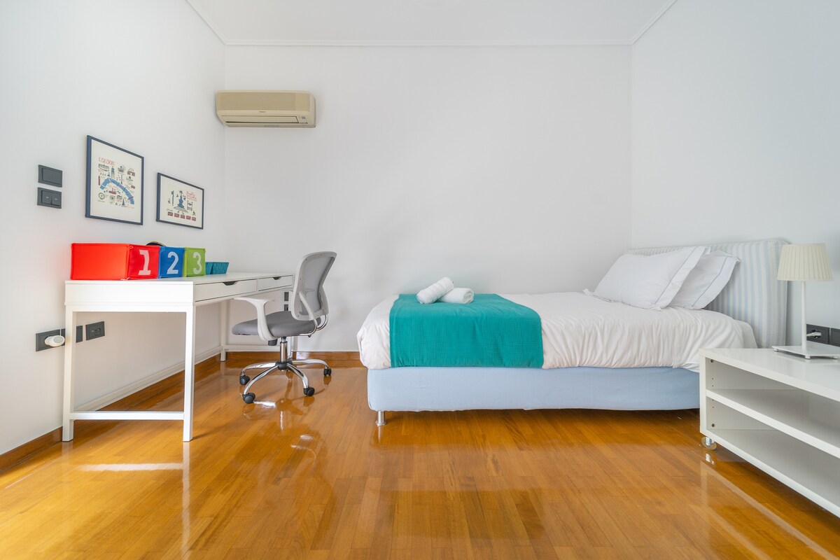 Sobabr. 2 - jednostruki krevet i radni stol