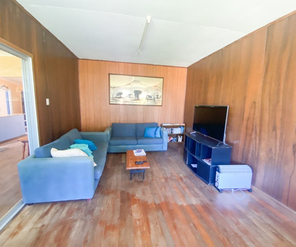 Popular Airbnb listing: Brocky's Place authentic beach home & ocean views! in Lancelin