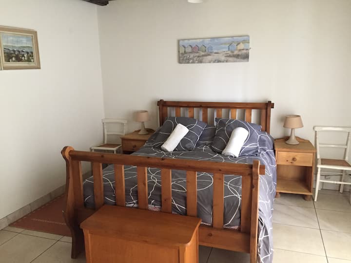 Chambre 1 + salle de bain (rez-de-chaussée) 