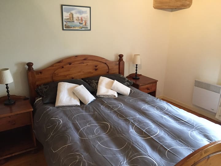 Chambre 2 + salle d'eau (étage)