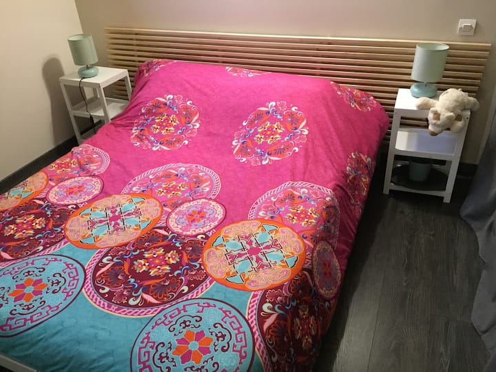 Dhoma e gjumit 2 krevate në 140, por  mundësia e 2 krevateve në 80 