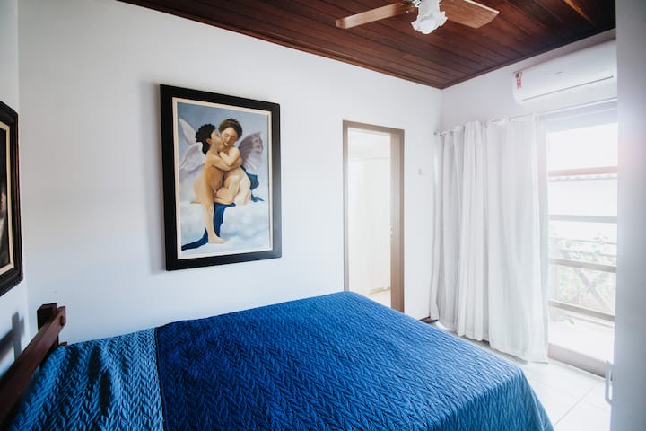 Spavaća soba bračni krevet 
1 kat 
S malim balkonom 