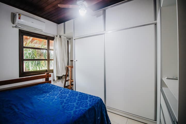 Quarto térreo com cama de casal 