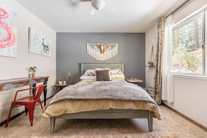 Спална соба 1: удобна спална соба полна со уметнички дела и брачен кревет (широк 150-179 см) со душек од пердуви, луксузна постелнина и различни видови перници.  Простор за бебешко и детско креветче за патување кое е обезбедено со дрвена колиба + високо столче за хранење и када за бебиња.