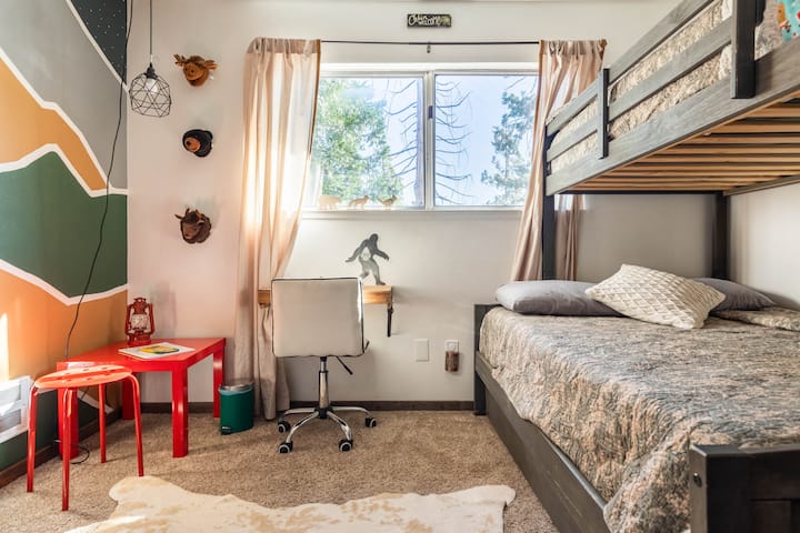 Спална соба 2: втората спална соба има кревет на спрат со 2 близнаци (1 тркалце) и полн кревет. Обезбедени се многу дополнителни перници и постелнина. Собата е забавна, исполнета со мало биро, приспособена мурална уметност и играчки за деца од сите возрасти.