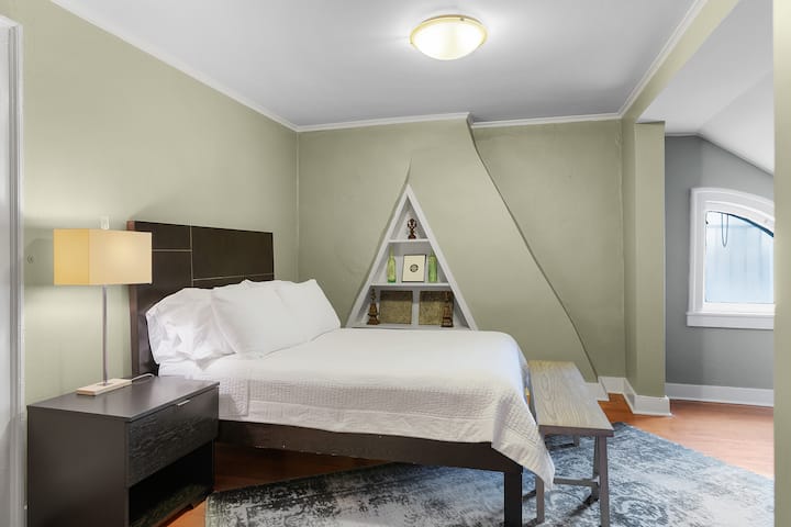 Chambre au 3e étage avec lit complet et dressing