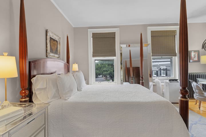 Chambre au 2e étage avec lit Queen Size, placards intégrés, armoire.