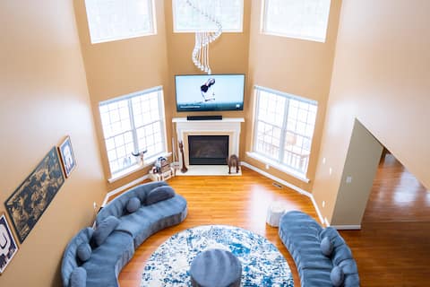Modern Luxury 6-BDR w/Amenities in ideal location