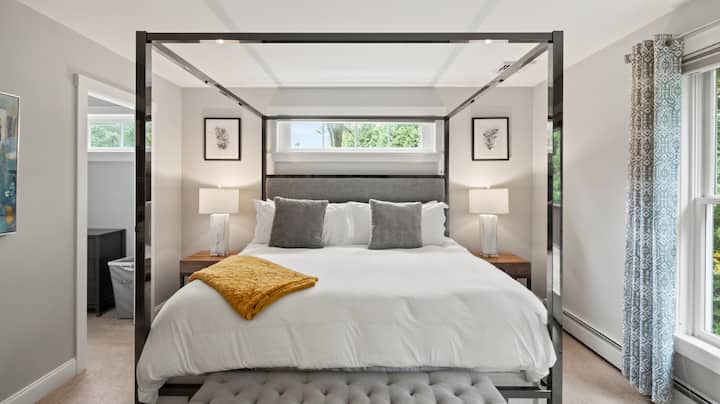 Основна спалня. Легло тип Кинг.  Основен етаж