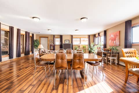 Dragonfly Ranch. The Meadow view Room. Horse Ranch