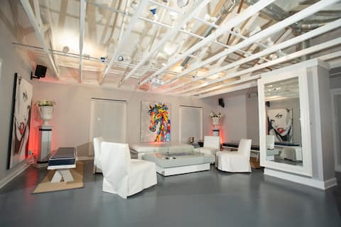 Chic Loft w/Spa close to all next to Bike Path