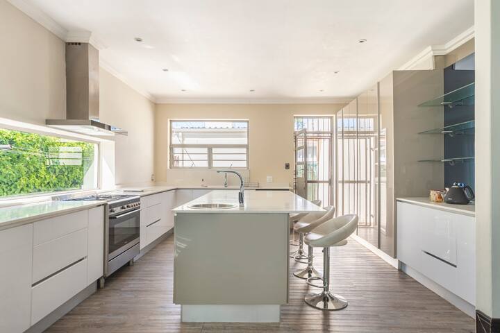 Beautiful holiday home. Centrally located. gallery image 5