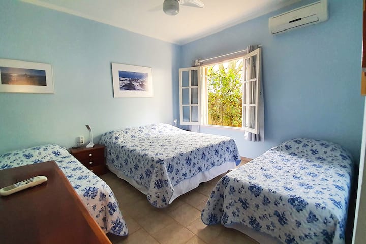 Suíte 1  (ليست حرارية)
مزينة بظلال زرقاء، وتحتوي على سرير مزدوج بحجم كوين وسريرين مزدوجين. وسائد الفراش والفندق. مع مكيف هواء ومروحة سقف.