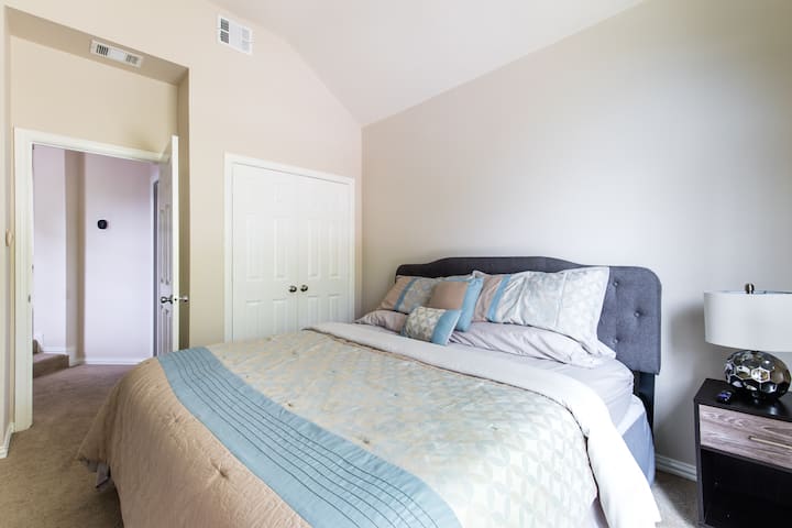 3 - та. Спалня на горния етаж (двойно легло)