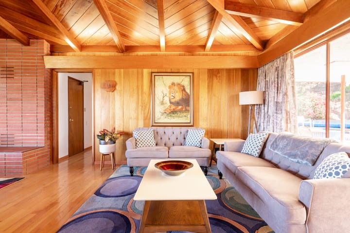 Mid-century Style Family House With Spa - 拉米薩