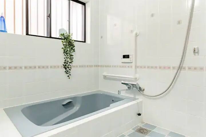 衣類乾燥機もついてます。
お洗濯が終わったらここでハンガーにかけて乾かしてください。

広々とした浴室で、ゆっくりと1日の疲れを癒してくださいね。