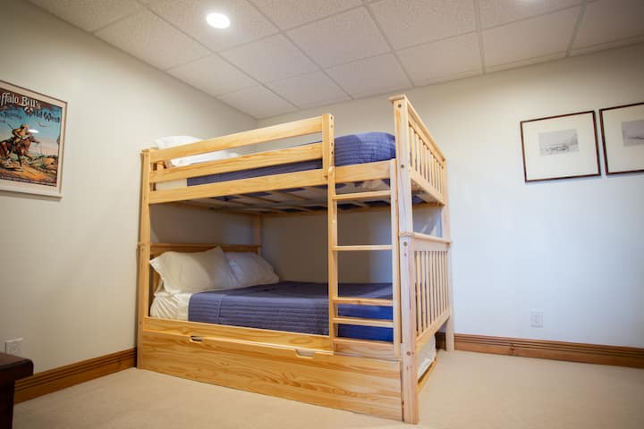 غرفة بطابقين مرحة، هناك سريرين كاملين يمكن للأطفال أن يتضاعفوا فيهما أو يمكن أن يتسع أطفال/ بالغون أكبر بشكل مريح. وأيضًا سرير مزدوج يسحب للخارج. 

الكثير من كتب الأطفال للقراءة أيضًا. 