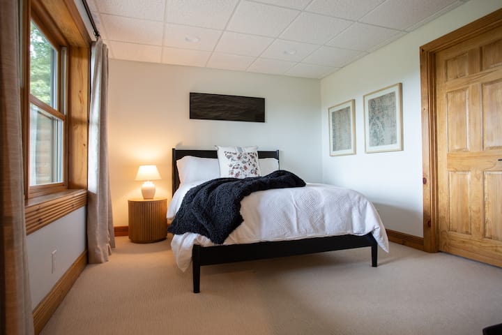 سرير بحجم كوين في الطابق السفلي، ومناظر جميلة أيضًا من السرير. 