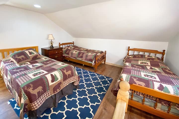 Chambre à l'étage avec 2 lits jumeaux et 1 lit double