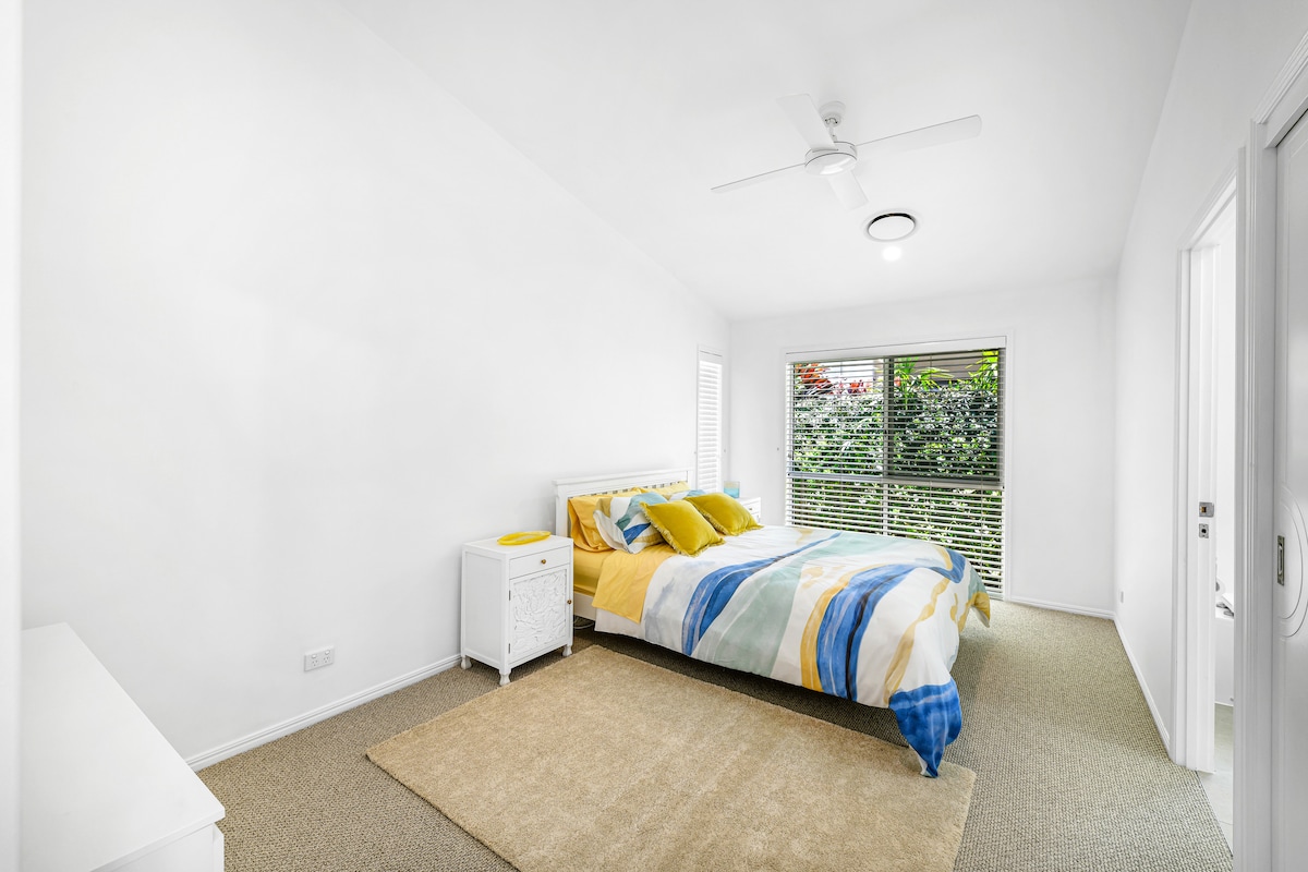 Chumba kikuu cha kulala chini na Ensuite na Tembea katika Robe