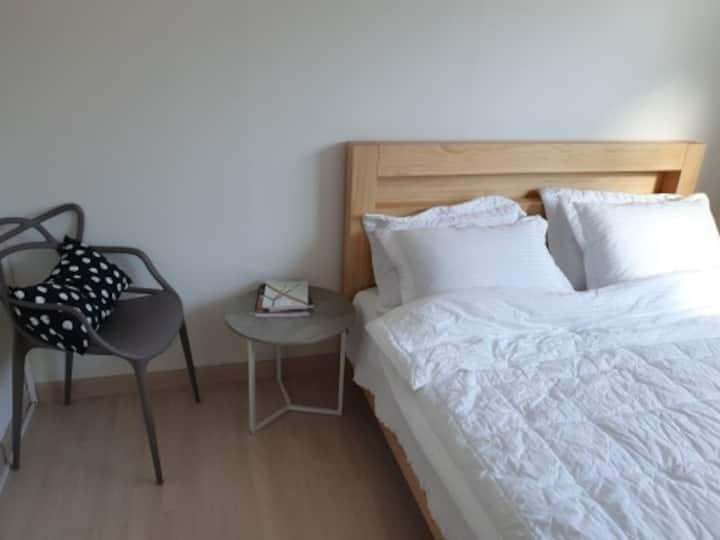 Hiki ni chumba cha kulala kwenye ghorofa ya kwanza. Baada ya kupanda, mbegu zinafunikwa na jua.