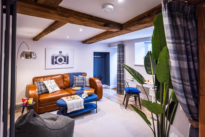 Snug - აქ არის გასაშლელი დივანი და კომფორტული ლობიოს ჩანთა დასასვენებლად.