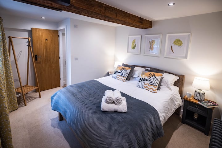 Საძინებელი 2 - ასევე არის დიდი ზომის საწოლი და ცალკე ტუალეტი და აუზი.