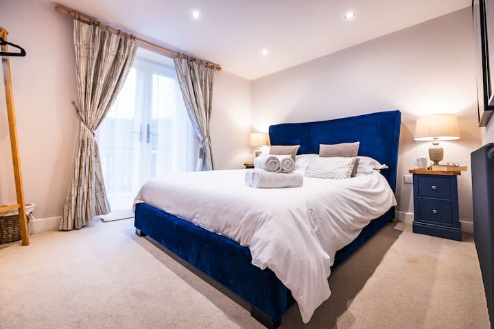 Საძინებელი 4 - აქვს დიდი ზომის საწოლი და ხედები წისქვილის წინა მხარეს, შენობის ქვედა სართულზე.