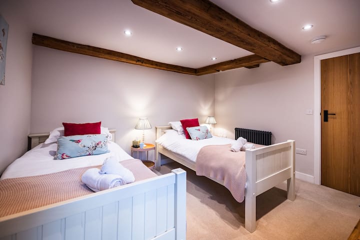 Საძინებელი 5 - აქვს ორი ერთადგილიანი საწოლი და საშხაპე ოთახი საძინებელი 4.