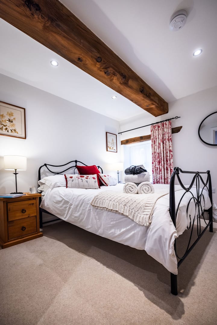 Საძინებელი 3 - არის შუა (პირველ სართულზე) და იზიარებს ძირითად სააბაზანოს საძინებელთან ერთად 2.