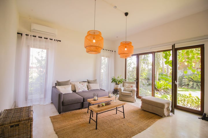 Pamje e plotë e dhomës së gjumit 5, me divan-krevat dhe dekorim të rehatshëm. Dhoma ofron pamje të Monumentit, qytetit dhe perëndimeve spektakolare të diellit, me qasje të drejtpërdrejtë në kopsht dhe pishinë.