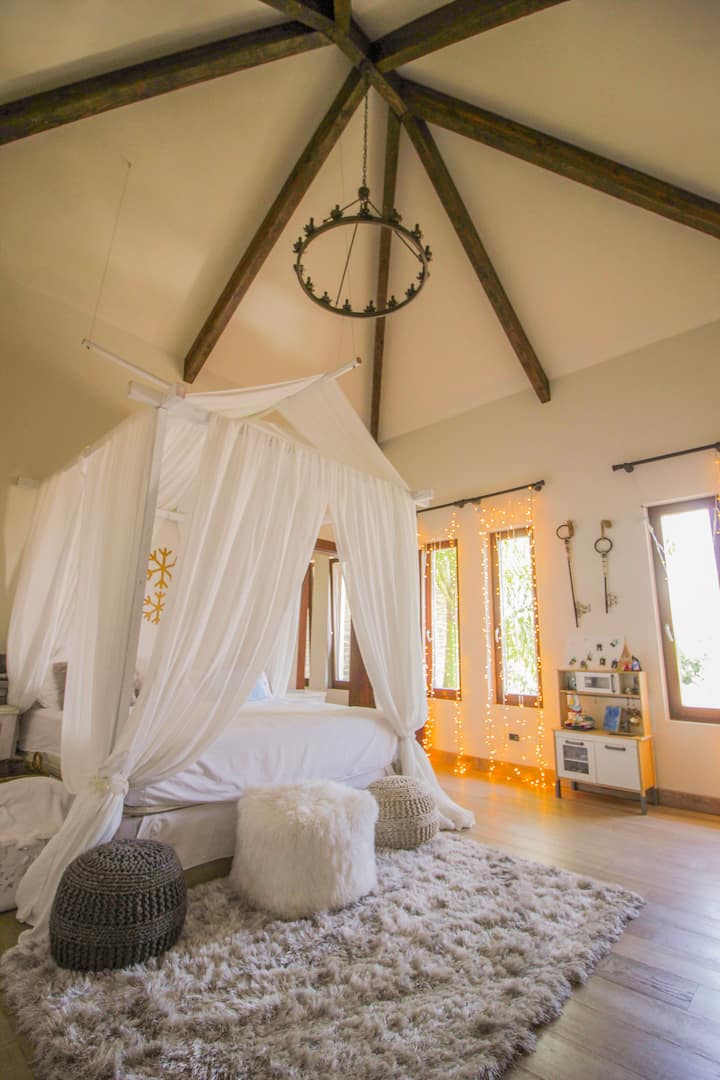 Dhoma e gjumit 3 (Victoriano) me një krevat dopio "king", që ngjall një kështjellë mesjetare. Krevati me tendë dhe dekori elegant krijojnë një atmosferë romantike dhe komode. 