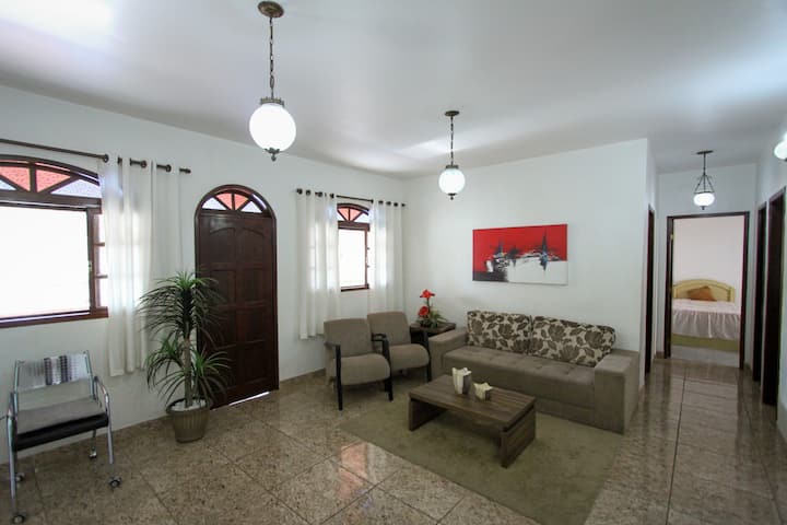 Amplia sala de estar con sofá, sillones, mesa de centro y una decoración acogedora para relajarse después de un día de ocio. Wifi de 5 G, gama de banda ancha en todas las habitaciones. 
Excelente ventilación, iluminación y puerta de acceso al balcón.