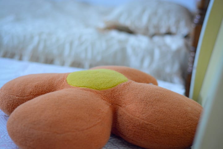 Detalles de las almohadas en la cama para acomodarte con comodidad y calidad. 
Wifi de 5 G, gama de banda ancha en todas las habitaciones.