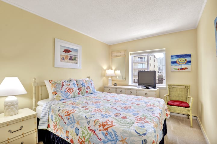 第二间卧室，标准双人床。