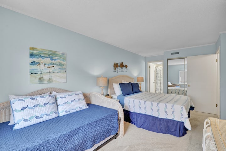 主卧配备全功能卫生间。