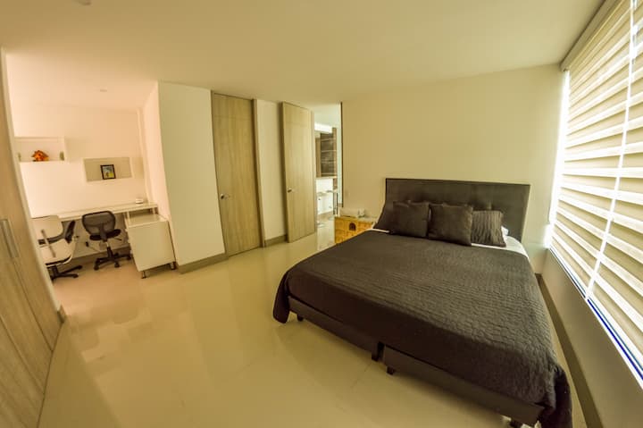 تحتوي غرفة النوم على تلفزيون