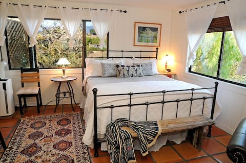 Hillside Cottage with a View