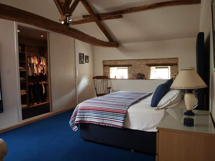 Spálňa s domom v stodole