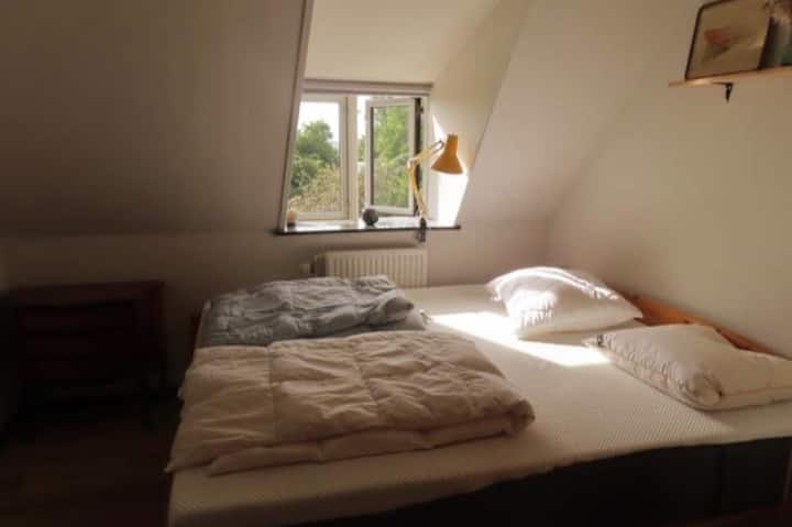 ห้องนอนพร้อมเตียงคู่และวิวสวนสวย