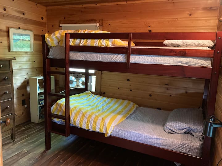 غرفة بطابقين (هذا هو السرير الجديد)