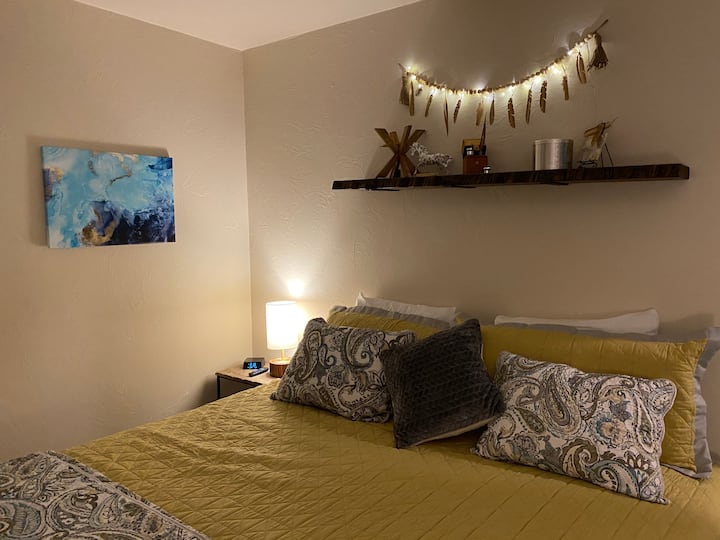El dormitorio 2 tiene una fabulosa cama tamaño king, un armario grande completo con perchas y soporte para maletas. Televisión, mecedora y tocador.