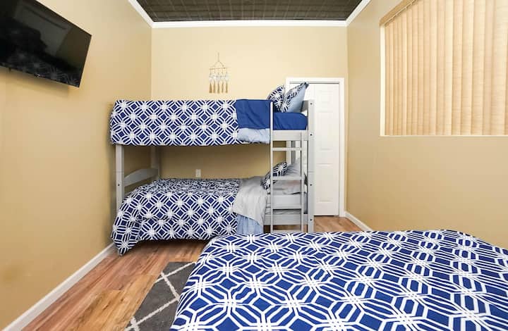 3号卧室配备一张标准双人床和双人双层床。床客房还配备32英寸智能电视。 