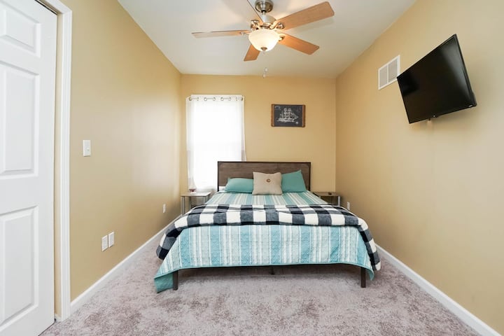 2号卧室配有一张标准双人床和32英寸智能电视。