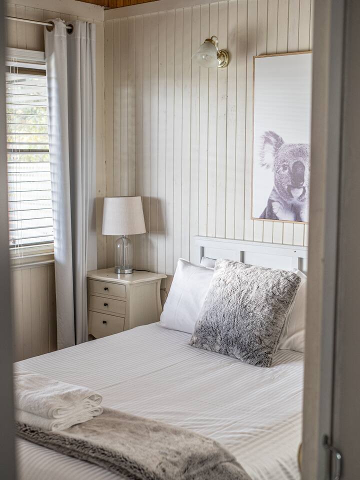 D'vine Views queen room