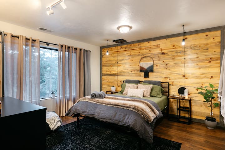 Nájdite pokoj v tretej spálni vybavenej pohodlnou manželskou posteľou