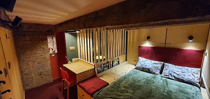 Кревет и работен простор