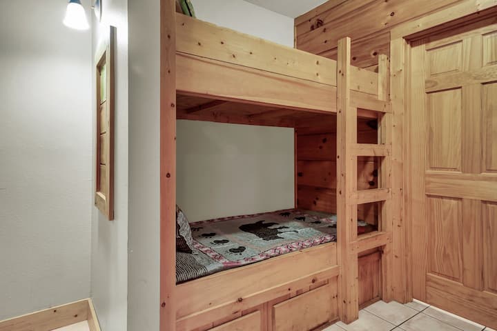 TWIN bunk beds across from downstairs master suite.

"we had a great time and were able to all sleep comfortably, i even had grown men sleeping on a bunk bed saying how comfortable their bed was due to the material of the mattress" -Yeffrey, Dec '20